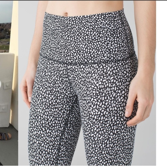 Lululemon Wunder Under Crop Hi-Rise Legging in Miss Mosaic Black size 8W6HD0S - Picture 1 of 12